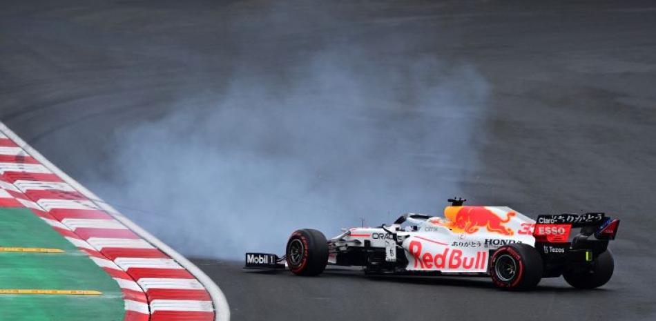 Max Verstappen, de Red Bull, realiza un trompo durante la jornada de clasificación para el Gran Premio de Turquía el pasado día nueve de octubre.