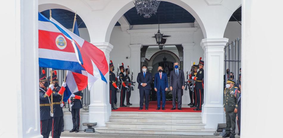 Al centro el presidente de Panamá, mientras que a su derecha se encuentra el primer mandatario de Costa Rica y a su izquierda el presidente dominicano, Luis Abinader.