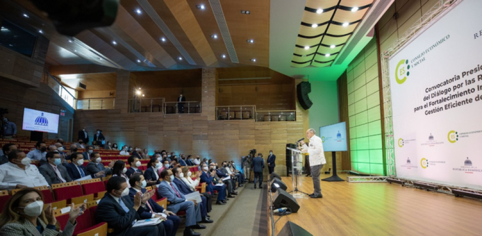 La sesión de ayer del Diálogo Nacional, donde se dejaron establecidas las mesas de trabajo, fue celebrada en la Biblioteca Nacional Pedro Henríquez Ureña.