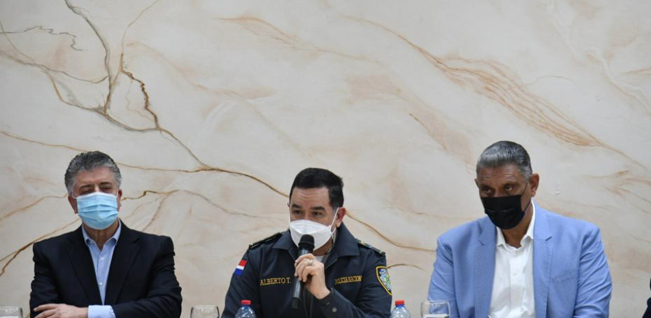 De izquierda a derecha, Roberto Santana, el general Eduardo Alberto Then, y el ministro de Interior y Policía, Jesús Vásquez. LISTIN DIARIO