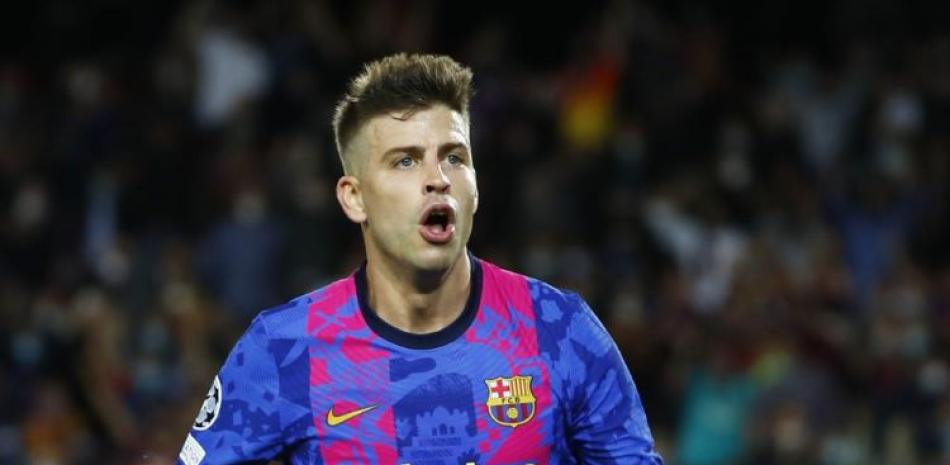 Gerard Piqué festeja tras anotar el primer gol del Barcelona contra el Dínamo de Kiev por la Liga de Campeones.
