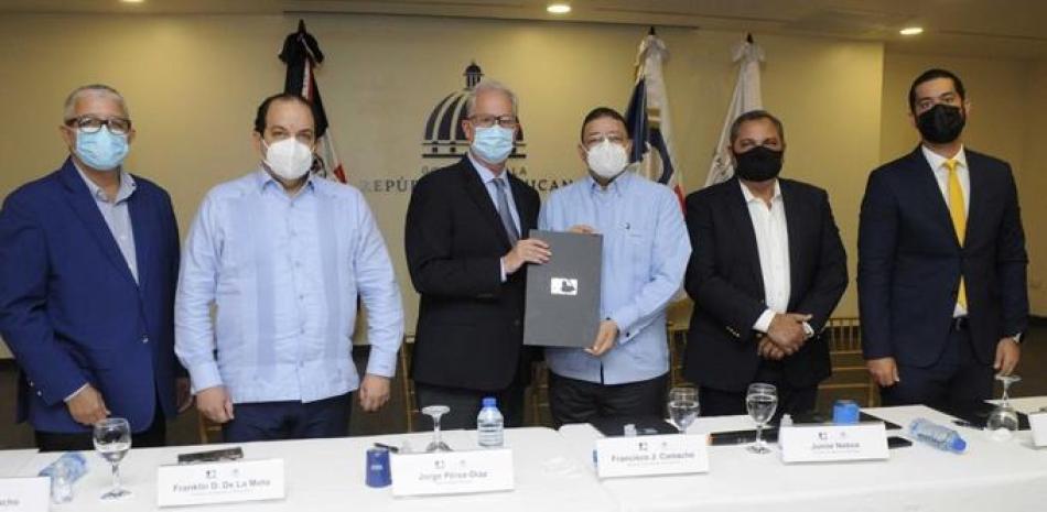 El ministro Francisco Camacho Y Jorge Pérez musestran el acuerdo rubricado. Desde la izquierda le acompañan, Franklin de la Mota, Jorge Pérez y Junior Noboa.
