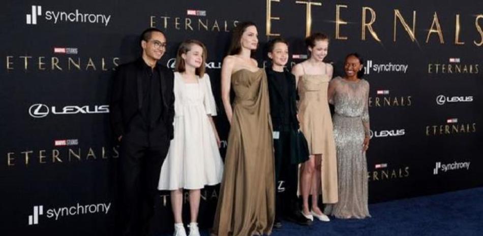 Angelina Jolie en medio de sus hijos: Maddox, Vivienne, Knox, Shiloh y Zahara, en el estreno de 'Eternals', la noche del lunes, en Los Angeles. (Foto: EFE)