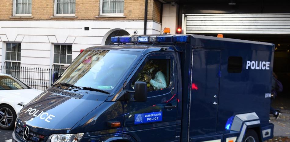 Una camioneta de la Policía Metropolitana que se cree que contenía a Ali Harbi Ali, sale de la parte trasera del Tribunal de Magistrados de Westminster en Londres el 21 de octubre de 2021. Un hombre de 25 años ha sido acusado de asesinato, después de que el parlamentario británico David Amess fuera asesinado a puñaladas. la semana pasada, dijeron el jueves la Fiscalía de la Corona y la policía. Ali Harbi Ali, quien fue arrestado en el lugar del asesinato en Leigh-on-Sea, al este de Londres, el viernes pasado, también enfrenta un cargo separado de preparar actos de terrorismo. Daniel LEAL-OLIVAS / AFP