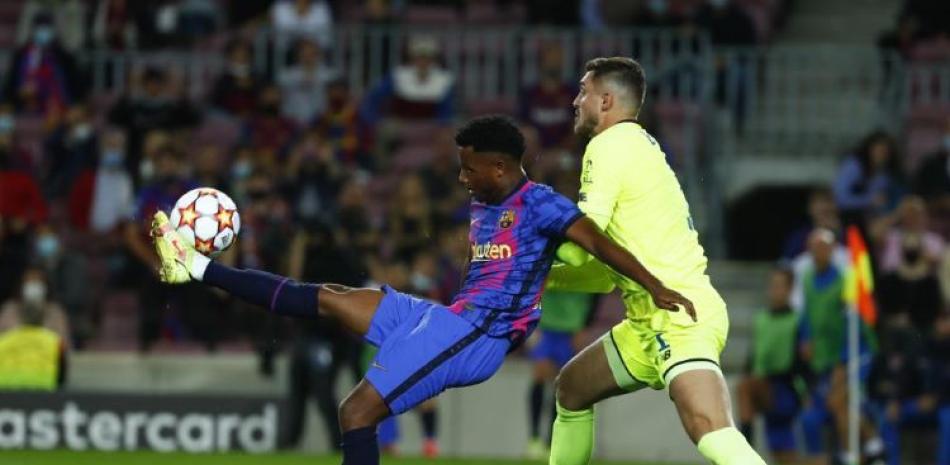 Ansu Fati ensaya un tiro de espaldas al arco, que saldrá desviado, durante el partido de Barcelona con el Dínamo de Kiev en la Liga de Campeones.