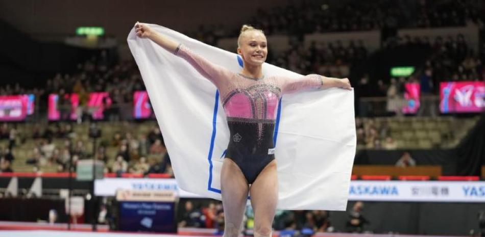 La rusa Angelina Melnikova festeja la medalla de oro que ganó en la prueba de ejercicios combinados del mundial de gimnasia en Kitakyushu, Japón.