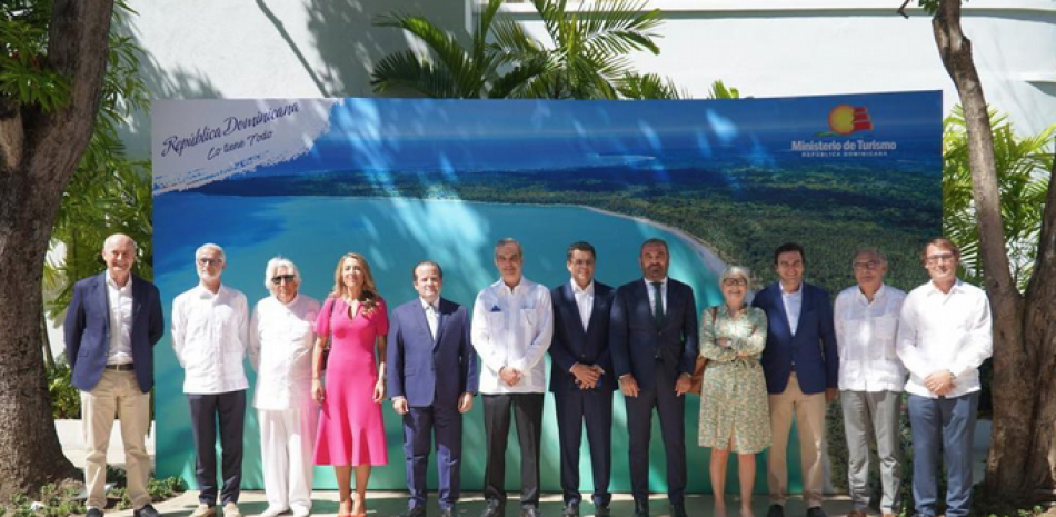 Los inversionistas españoles del sector turístico posan con el presidente de la República, Luis Abinader, y el ministro de Turismo, David Collado.