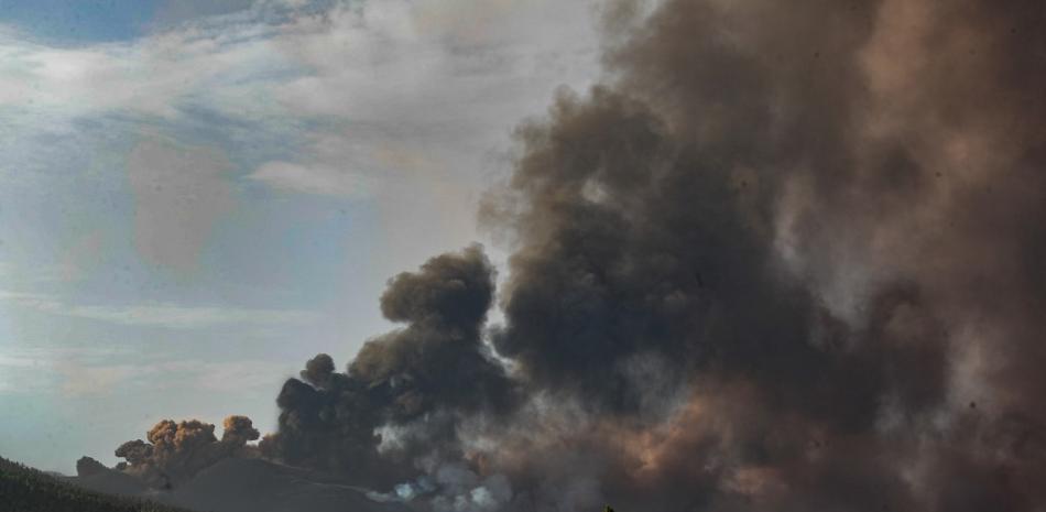 Esta fotografía del folleto tomada y difundida el 19 de octubre de 2021 por la Unidad Militar Española (UME) muestra el colcano Cumbre Vieja arrojando humo y cenizas, fotografiado desde El Paso, en la isla canaria de La Palma.
Luismi Ortiz / UME / AFP