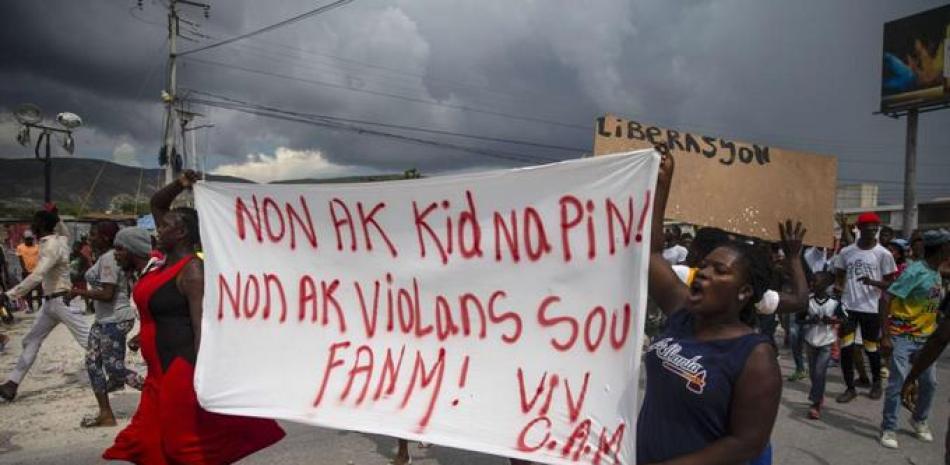 Manifestantes protestan en las calles haitianas contra los secuestros. AP