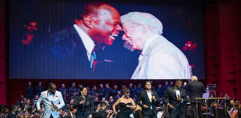 Raulín Rosendo, Maridalia Hernández, Milly Quezada, Eddy Herrera y Jandy Ventura durante la gala artística con la Orquesta Sinfónica Nacional, dirigida por José Antonio Molina.