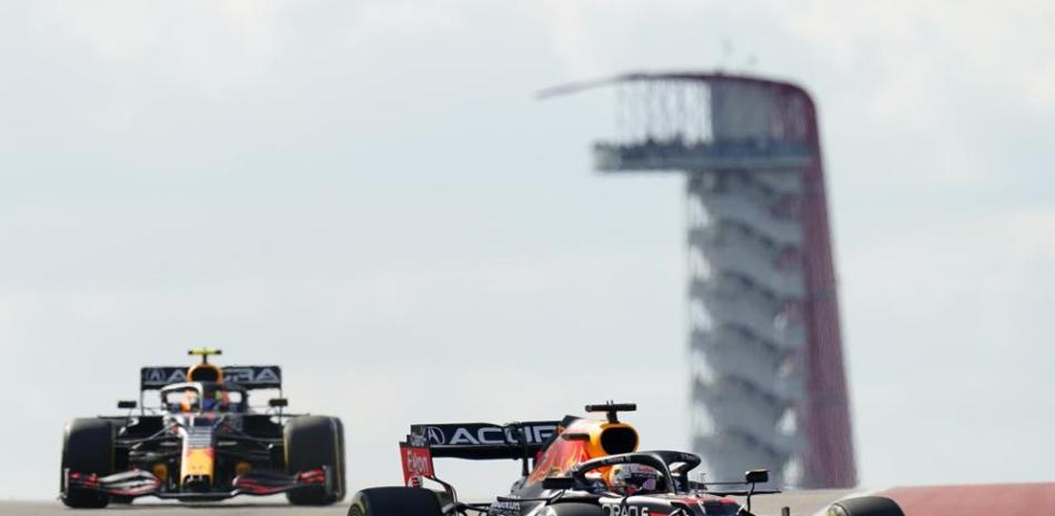 El holandés Max Verstappen (derecha) y el mexicano Sergio Pérez, su compañero en la escudería Red Bull, participan en la práctica para el Gran Premio de Estados Unidos, este viernes.