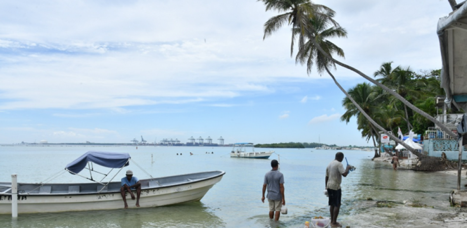 La playa de Boca Chica es una de las más visitadas por los residentes del Gran Santo Domingo, así como por turistas que llegan al país. RAÚL ASENCIO/LISTÍN DIARIO