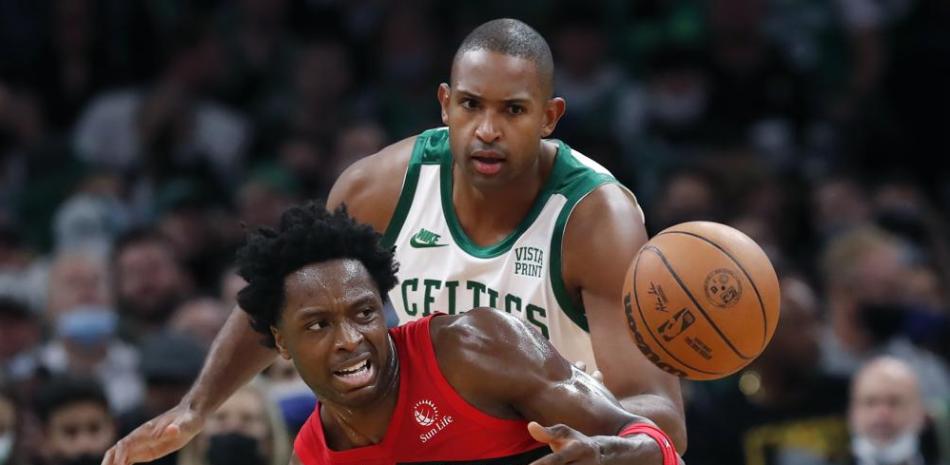 OG Anunoby (3) de los Raptors de Toronto pierde el control del balón frente a Al Horford de los Celtics de Boston durante la primera mitad de un juego de baloncesto de la NBA, este viernes, en Boston.