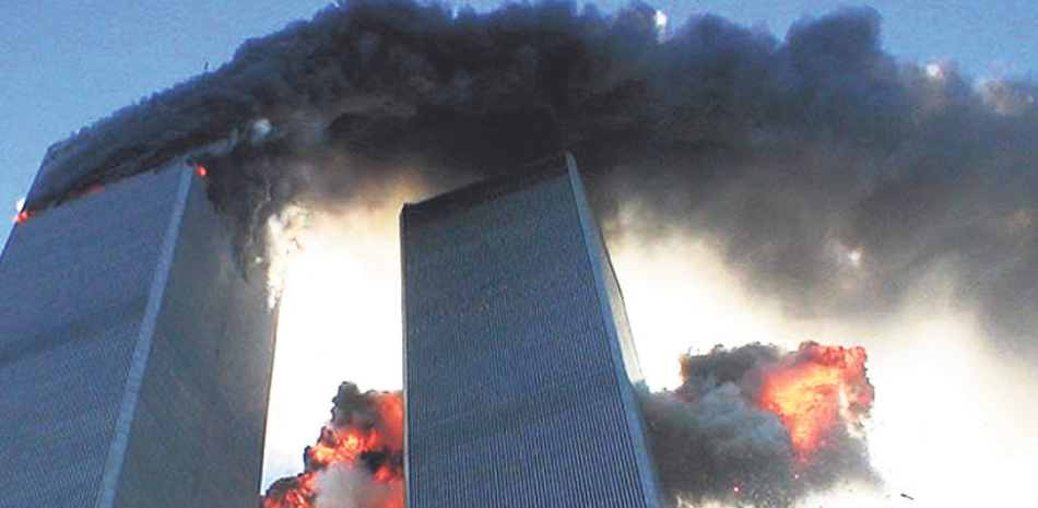 Una de las imágenes más impactantes del ataque a las Torres Gemelas, cometido por terroristas suicidas del grupo islámico militante de Al Qaeda, en Nueva York, Estados Unidos, el martes 11 de septiembre de 2001. /FUENTE EXTERNA