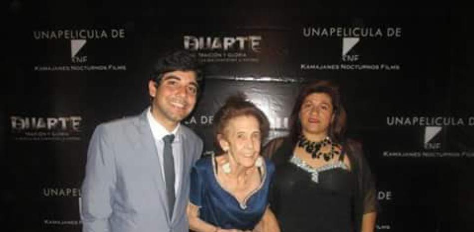 Al medio de la foto doña Leonor Ayala Duarte.