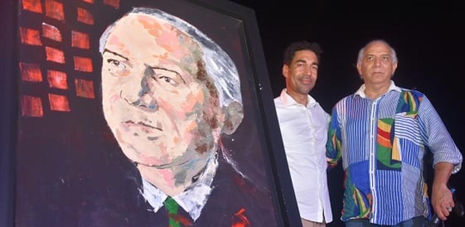 Oscar Abreu  ride un homenaje a Ramón Tallaj, destacado médico dominicano, radicado en la ciudad de Nueva York, al develizar un retrato en su honor.