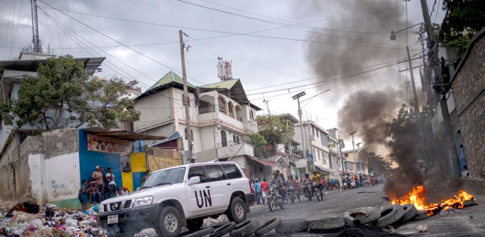Haití, ahora con casi la midad de su territorio dominado por pandillas criminales, sigue atrapado en una infinita espiral de conflctos sociales y políticos que lo empuja hacia un estado de derrumbe irreparable. / AFP