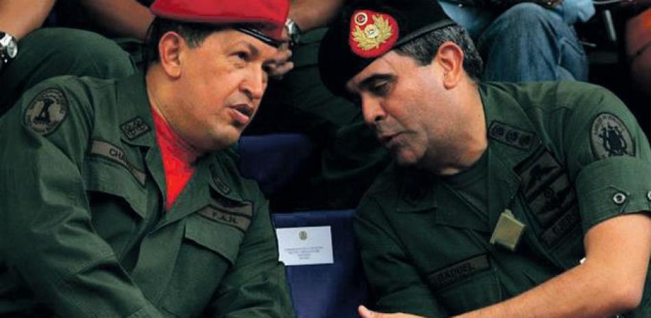 Los generales venezolanos Hugo Chávez y Raúl Baduel.