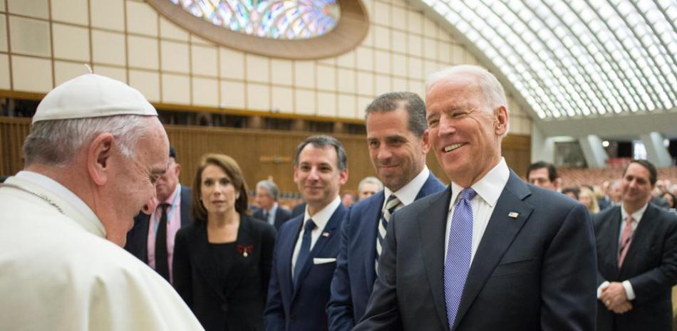 En esta foto de archivo del 24 de septiembre de 2015, el vicepresidente Joe Biden le da la mano al Papa Francisco en el Capitolio en Washington, antes del discurso del Papa en una reunión conjunta del Congreso, haciendo historia como el primer pontífice en hacerlo. El presidente de la Cámara de Representantes, John Boehner, de Ohio, está a la derecha. Biden tiene programado reunirse con el Papa Francisco el próximo viernes en el Vaticano. (Foto AP / Pablo Martinez Monsiváis, Archivo)