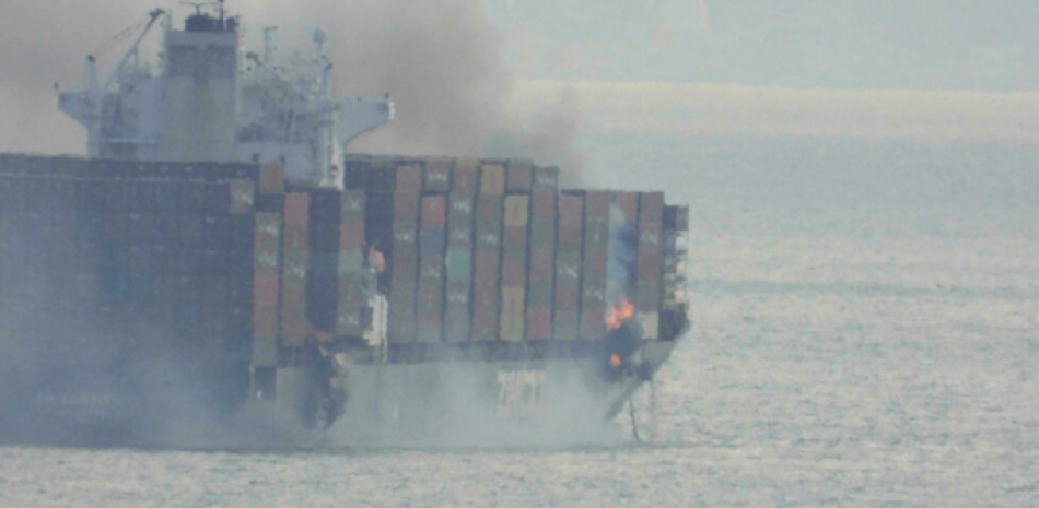 Imagen tomada por Gerald Graham y recibida por AFP el 24 de octubre de 2021, en la que se observa el humo saliendo del buque portacontenedores Zim Kingston frente a la costa del Pacífico de Canadá. Gerald Graham/AFP