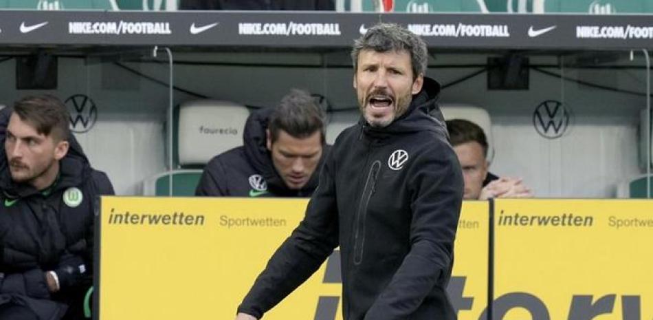 El técnico de Wolfsburgo Mark van Bommel durante el partido contra Freiburgo por la Bundesliga, el sábado en Wolfsburgo.