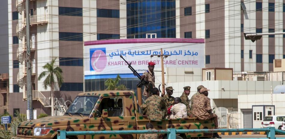 Las fuerzas de seguridad sudanesas se despliegan en la capital, Jartum, el 25 de octubre de 2021, tras las detenciones nocturnas por parte del ejército de miembros del gobierno de Sudán. Foto: AFP.