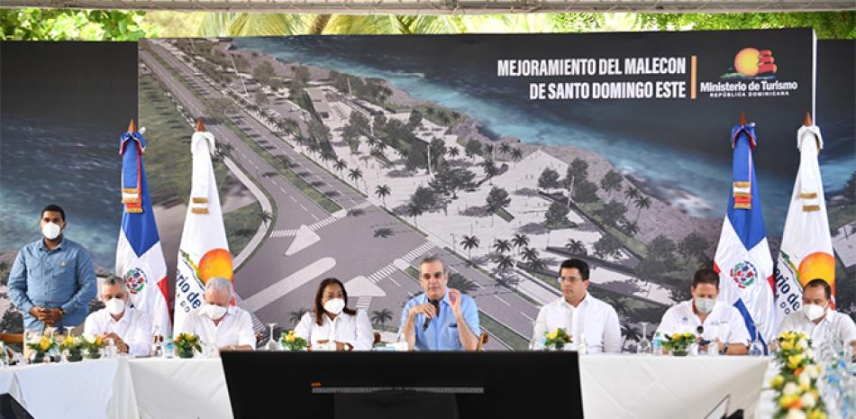El presidente Luis Abinader reiteró su compromiso con los munícipes de Santo Domingo Este. VÍCTOR RAMÍREZ/LD