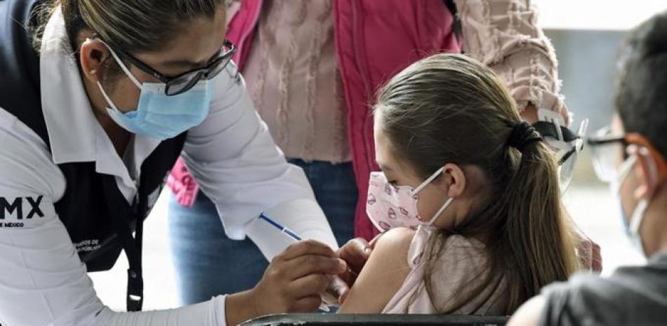 Un menor es inoculado con la primera dosis de la vacuna Pfizer-BioNtech contra la enfermedad del nuevo coronavirus COVID-19 en la Biblioteca Vasconcelos de la Ciudad de México el 25 de octubre de 2021. La vacunación para menores de 18 años con comorbilidades comenzó el lunes en la Ciudad de México. .
Alfredo ESTRELLA / AFP