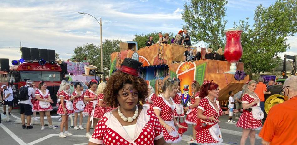 Los miembros de Mande Milkshakes, un grupo de baile en Nueva Orleans, participan en el desfile de Krewe of Boo el sábado 23 de octubre de 2021 en Nueva Orleans. (Foto AP / Rebecca Santana)