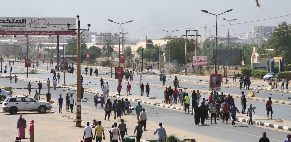 Manifestantes sudaneses se reúnen en la capital, Jartum, el 25 de octubre de 2021, para denunciar las detenciones nocturnas por parte del ejército de miembros del gobierno de Sudán. Foto: AFP