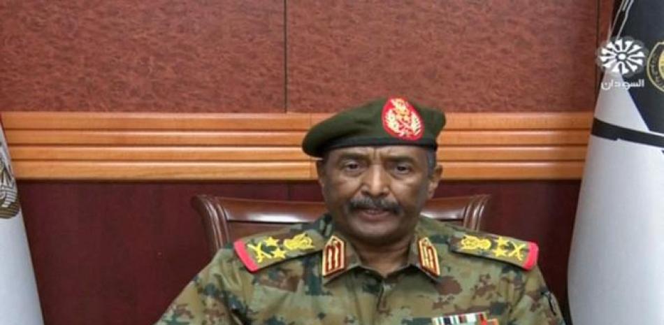 Esta captura tomada de la televisión de Sudán muestra al general del ejército Abdel Fattah al-Burhan dirigiéndose al pueblo sudanés el 25 de octubre de 2021. Foto: AFP.