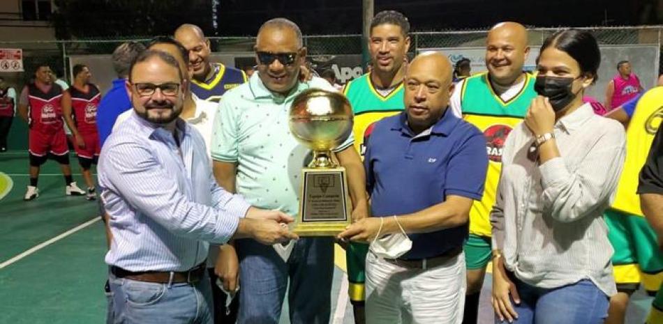 Dirigentes de la Asociación de Baloncesto de Puerto Plata reciben de manos de las autoridades la Copa que será disputada en el evento.