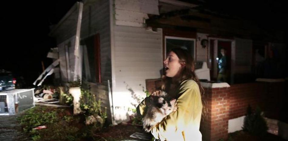 Una mujer ayuda a vecinos a recoger sus pertenencias tras el paso de la tormenta en Fredericktown, Missouri, el 25 de octubre del 2021. (Robert Cohen/St. Louis Post-Dispatch via AP)
