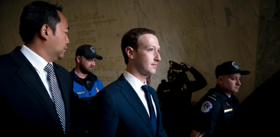 El CEO de Facebook Mark Zuckerberg (centro) ha sido criticado por centralizar las decisiones que se adoptan en la popular red social. / AP