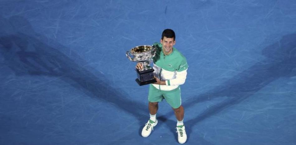 Novak Djokovic posa con la copa de campeón del Abierto de Australia tras derrotar a Daniil Medvedev en la final, en Melbourne, Australia, el pasado 21 de febrero.