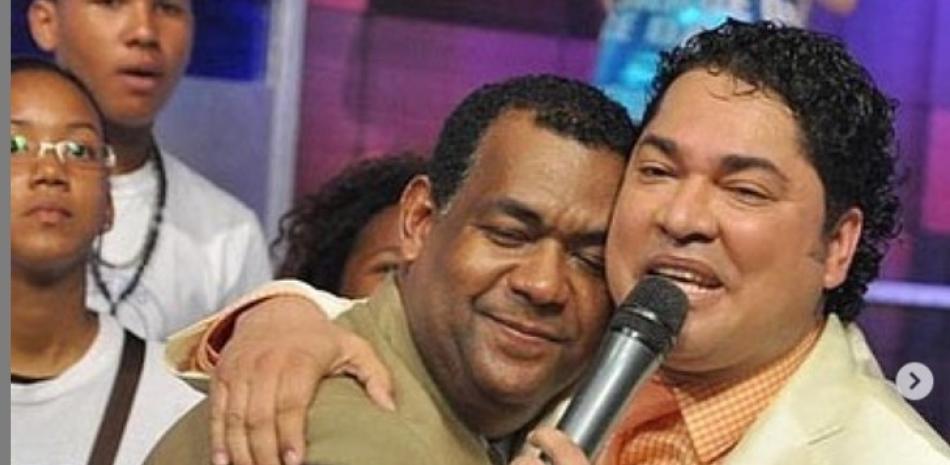 Joseph Tavárez abrazado a Frederick Martínez, con quien compartió los programas "Sabadazo" y "Pégate y gana con El Pachá".