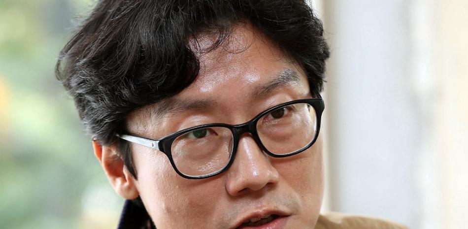 El director surcoreano Hwang Dong-hyuk de la serie de Netflix "Squid Game" hablando durante una entrevista en Seúl. Foto: Dong-A Ilbo/AFP.