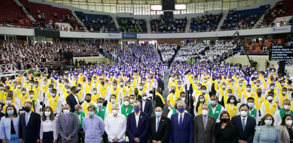El presidente Luis Abinader encabezó ayer el acto de graduación de Infotep en el Palacio de los Deportes.