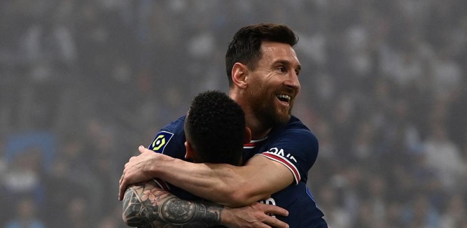 Lionel Messi celebra con su compañero Neymar luego de anotar un gol en un partido del PSG.