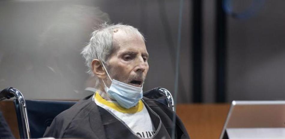 El vástago de bienes raíces de Nueva York, Robert Durst, de 78 años, se sienta en la sala del tribunal mientras es sentenciado a cadena perpetua sin posibilidad de libertad condicional, el jueves 14 de octubre de 2021 en el Palacio de Justicia del Aeropuerto en Los Ángeles. El heredero de bienes raíces de Nueva York, Robert Durst, fue condenado el jueves a cadena perpetua sin posibilidad de libertad condicional por el asesinato de su mejor amigo hace más de dos décadas. (Myung J. Chung / Los Angeles Times vía AP, Pool)