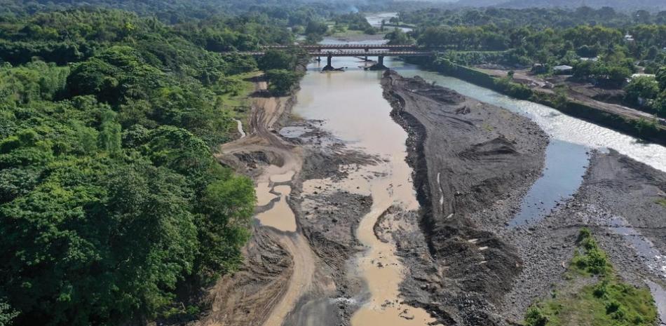 Destrucción del cauce del río Yuna en el área de los puentes viejo y nuevo de la autopista Duarte. © Falpo