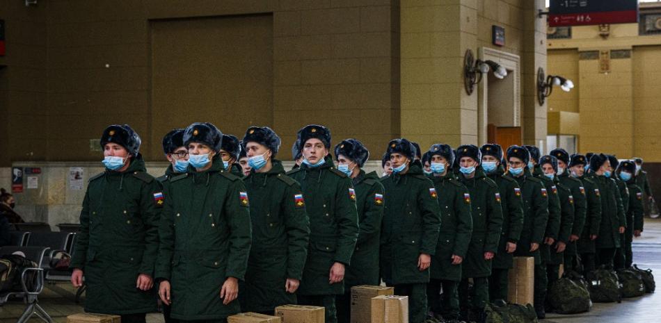 Los militares rusos hacen fila en la estación de tren de Kievsky en Moscú el 28 de octubre de 2021, en medio de la pandemia del coronavirus (Covid-19). Rusia informó un número récord de casos y muertes diarios por coronavirus cuando Moscú cerró los servicios no esenciales durante 11 días para combatir el aumento de infecciones el 28 de octubre de 2021. Dimitar DILKOFF / AFP