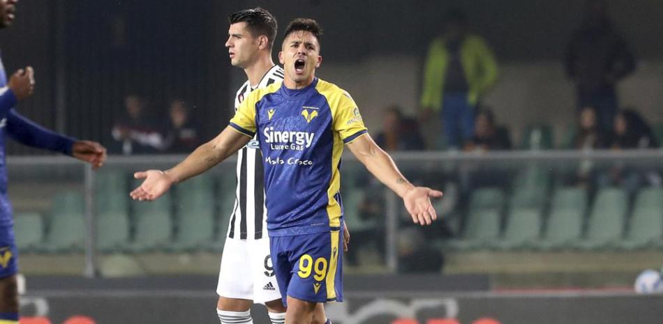 Giovanni Simeone, de Verona, gesticula tras marcar un gol contra Juventus.