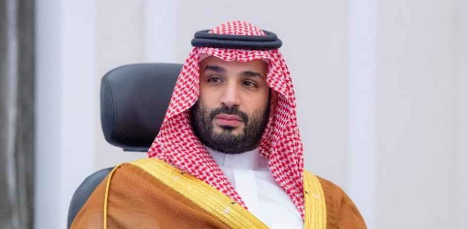 Una imagen proporcionada por el Palacio Real de Arabia Saudita muestra al Príncipe Heredero de Arabia Saudita Mohammed bin Salman asistiendo virtualmente a la Cumbre del G20 de Líderes Mundiales desde la capital, Riad, el 30 de octubre de 2021. / AFP