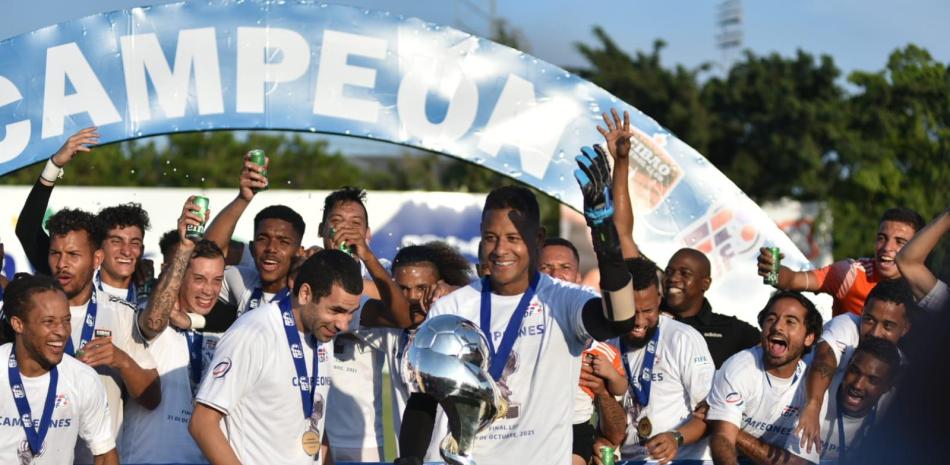 Jugadores del equipo Cibao FC festejan el título de campeón de la LDF 2021.