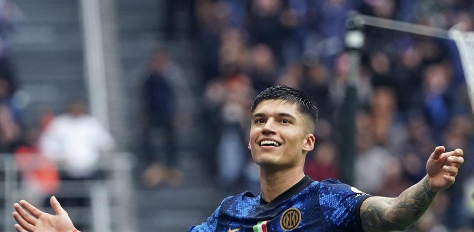 Joaquín Correa celebra tras anotar el segundo gol del Inter de Milán en la victoria 2-0 ante Udinese en la Serie A italiana.