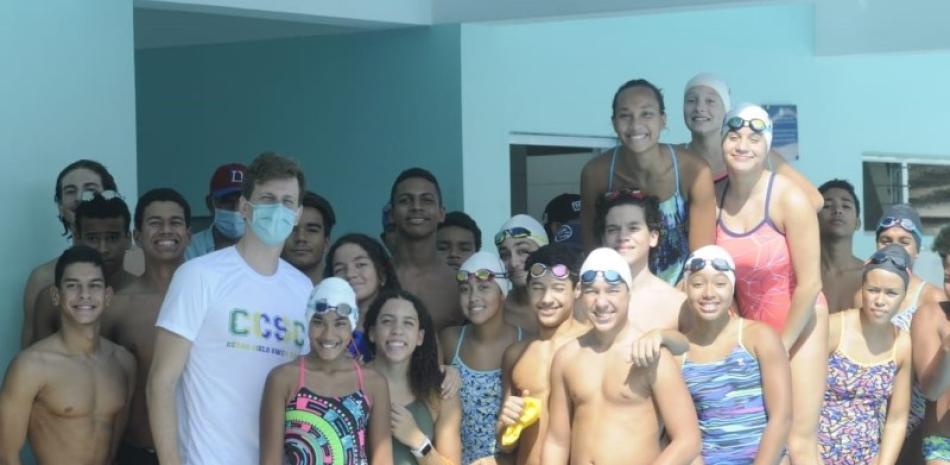 César Cielo compartió con los atletas del Club Naco en franca camaradería luego de concluir la clínica.