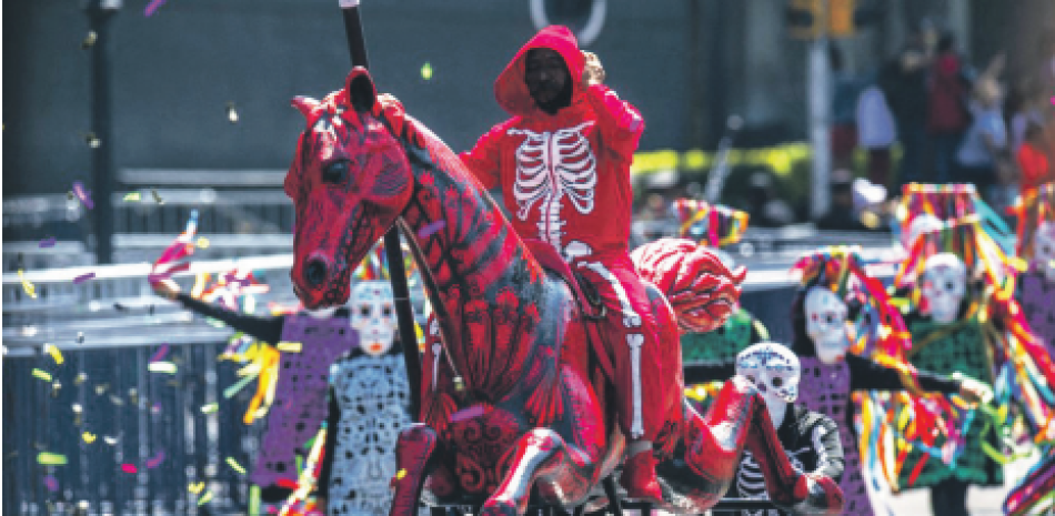 La gente participa en el desfile del Día de Muertos en la Plaza Zócalo, en México. AFP/