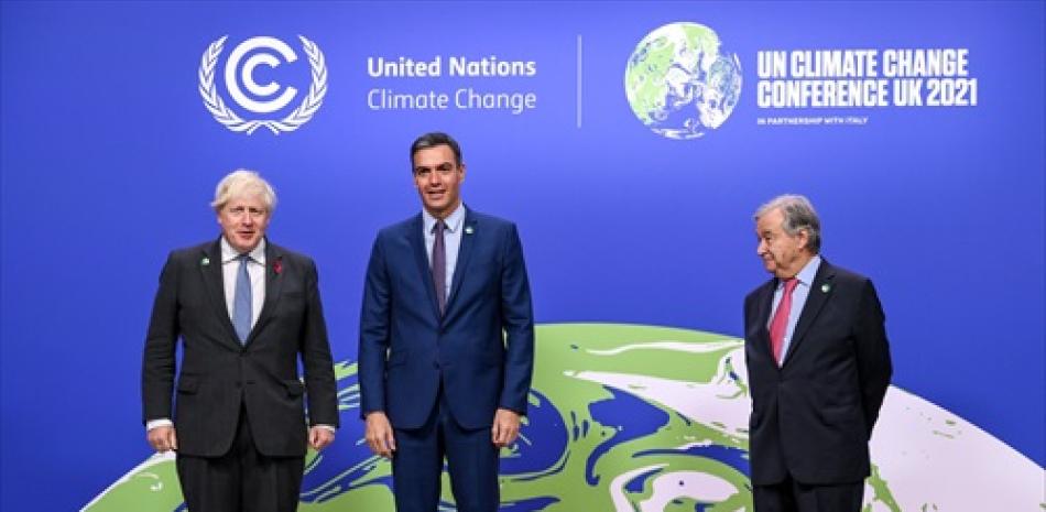 El primer ministro británico, Boris Johnson; el presidente del Gobierno, Pedro Sánchez y el secretario general de la ONU, Antonio Gutierres, en la COP26 que se celebra en Glasgow (Reino Unido). // Europa Press