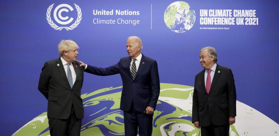 El primer ministro británico, Boris Johnson, a la izquierda, y el secretario general de la ONU, Antonio Guterres, a la derecha, saludan al presidente de los Estados Unidos, Joe Biden, en la Cumbre del Clima de la ONU COP26 en Glasgow, Escocia, el lunes 1 de noviembre de 2021. La cumbre climática de la ONU en Glasgow se reúne líderes de todo el mundo, en la ciudad más grande de Escocia, para exponer su visión para abordar el desafío común del calentamiento global. (Christopher Furlong / Pool vía AP)